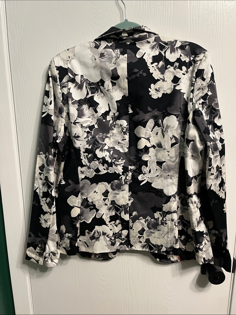 NWT women’s Covington XL black and white floral blazer! - Picture 7 of 7